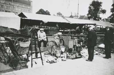 875425 Afbeelding van enkele kramen met tweedehands goederen op het Vredenburg te Utrecht, met op de achtergrond het 1e ...